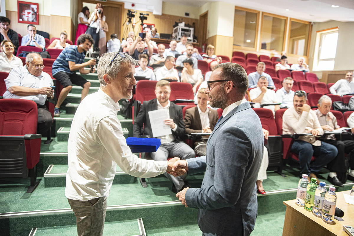 12 millió lejes hitelt vesz fel a megyei tanács